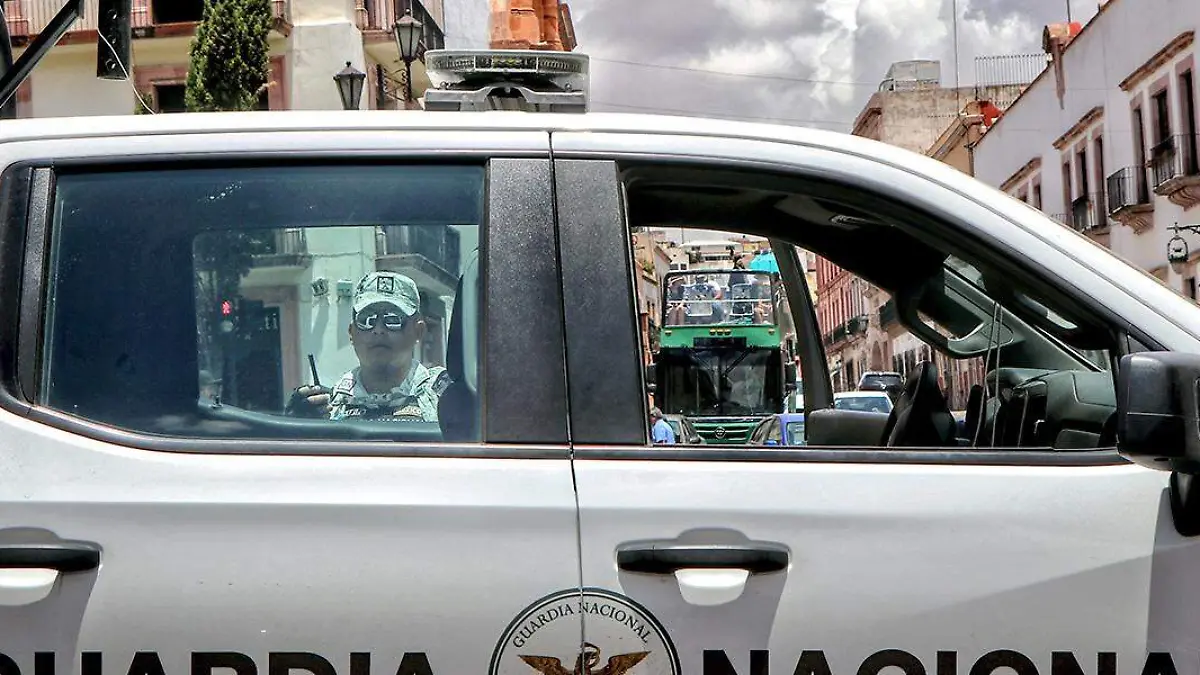 Transporte turístico y patrulla de la Guardia Nacional en el centro de Zacatecas